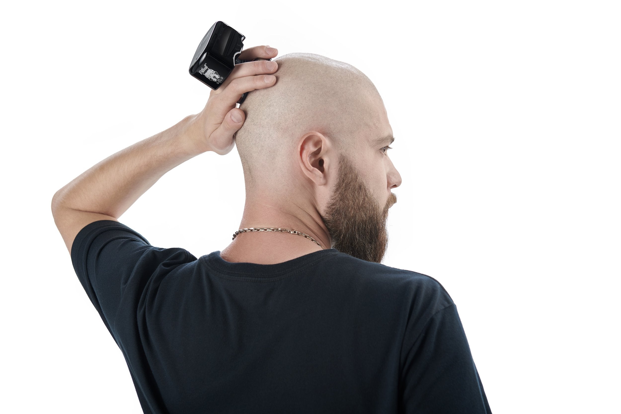 shaved head look - een man die zijn kale hoofd alleen scheert met een elektrisch scheerapparaat